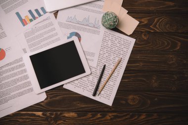 çalışma alanı üzerinde dijital tablet ve evrak üstten görünüm 
