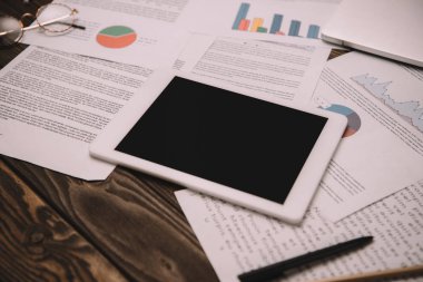 boş ekran ve işyeri iş belgeleri ile dijital tablet  