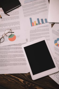 boş ekran ve işle ilgili belgeleri ile dijital tablet üstten görünüm  