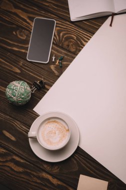 üstten görünüm iş malzemeleri, fincan kahve, smartphone ve boş kağıt üzerinde ahşap çalışma alanı