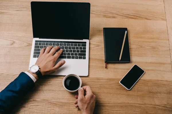 Vista Recortada Empresario Sosteniendo Taza Café Mecanografía Ordenador Portátil Lugar — Foto de Stock