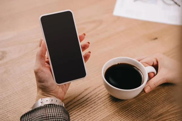 Pandangan Sempit Dari Pengusaha Menggunakan Smartphone Pada Coffee Break — Stok Foto