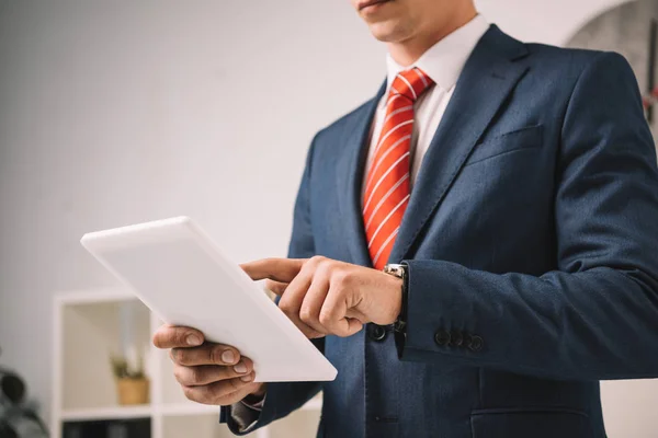 Visão Cortada Empresário Usando Tablet Digital Escritório — Fotografia de Stock