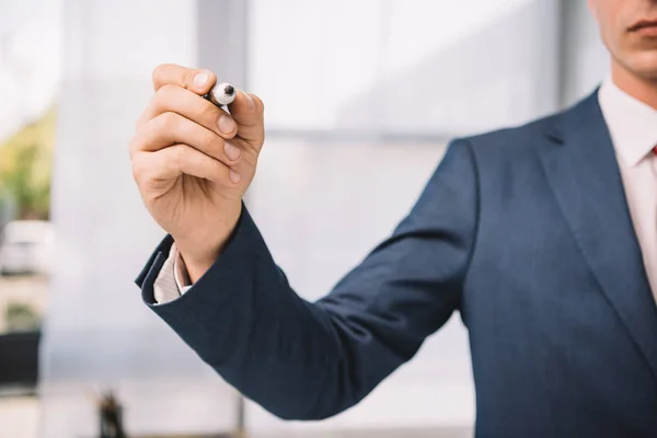 Vista Recortada Del Hombre Negocios Escribiendo Algo Con Marcador Oficina — Foto de Stock