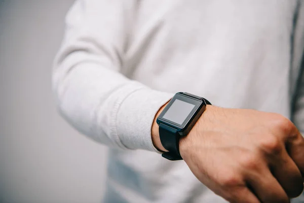 Obcięty Widok Człowieka Zegarka Smartwatch Rękę Szarym Tle — Zdjęcie stockowe
