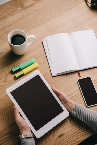 Cropped View Woman Holding Digital Tablet Table Smartphone Notebook Cup — Stock Photo, Image