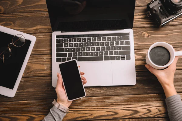 becerikli, fincan kahve ve retro fotoğraf makinesi ile kadın fotoğrafçı üstten görünüm ahşap tablo