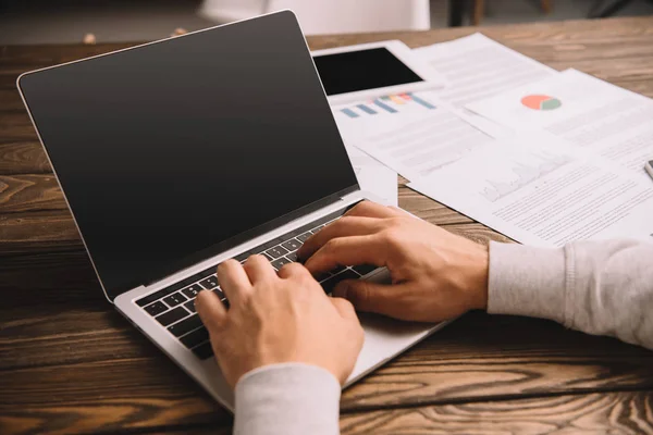 Ausgeschnittene Ansicht Eines Geschäftsmannes Der Laptop Tisch Mit Dokumenten Arbeitet — Stockfoto