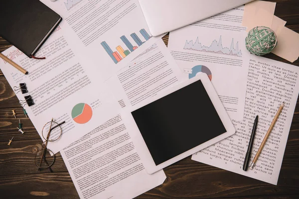 Bovenaanzicht Van Digitale Tablet Met Leeg Scherm Zakelijke Documenten Werkplek — Stockfoto