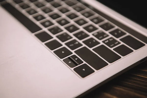 Nahaufnahme Der Laptop Tastatur Auf Holztisch — Stockfoto