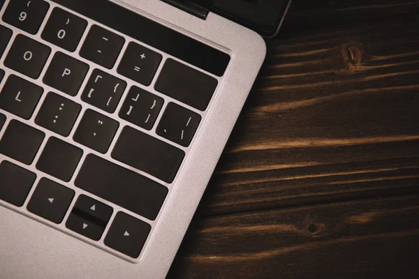 Cerrar Vista Superior Del Teclado Del Ordenador Portátil Mesa Madera — Foto de Stock