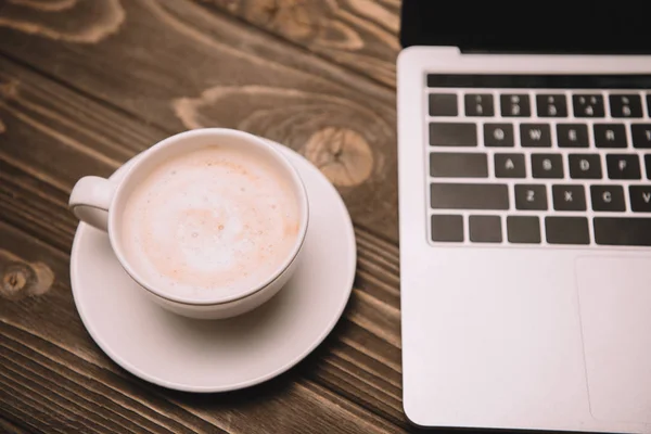 Secangkir Kopi Dan Laptop Atas Meja Kayu — Stok Foto