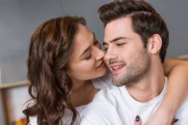 çekici kız yakışıklı erkek yanak öpmeye yakın çekim 