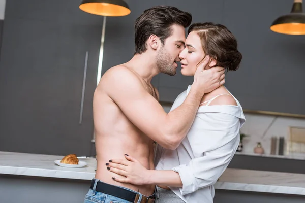 Pareja Adulta Besándose Cocina Con Los Ojos Cerrados —  Fotos de Stock