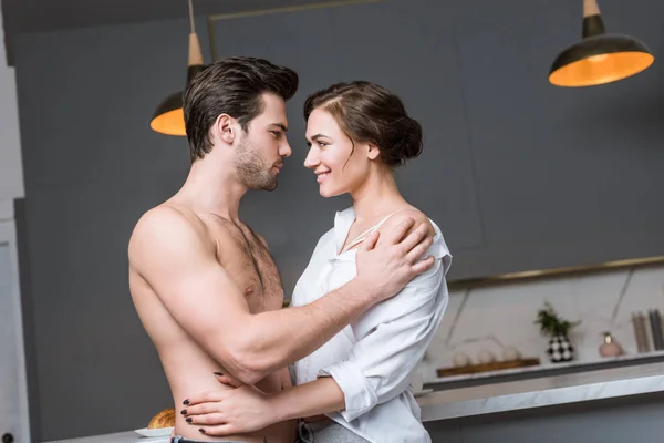 Pareja Adulta Abrazando Sonriendo Cocina Mirando Los Ojos — Foto de Stock