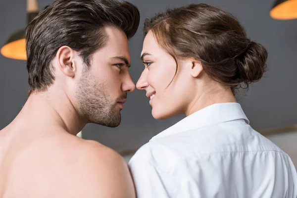 Pareja Adulta Sonriendo Mirando Los Ojos — Foto de Stock