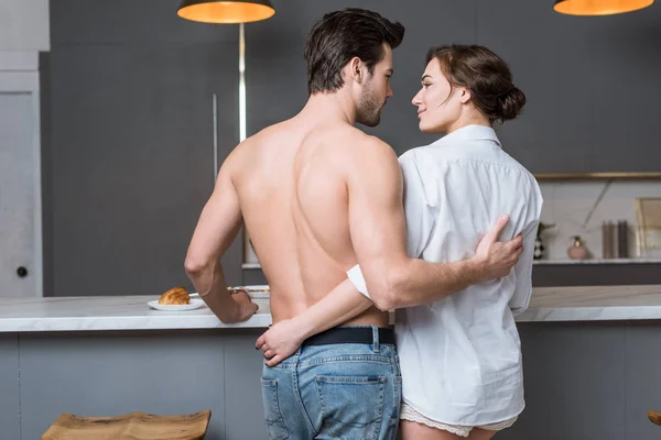 Visão Traseira Casal Adulto Abraçando Sorrindo Cozinha — Fotografia de Stock