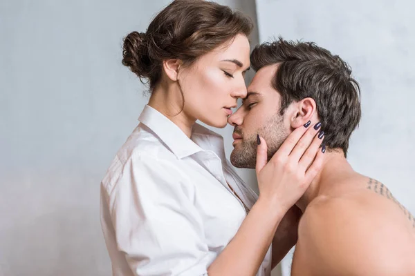 Mulher Adulta Beijando Homem Com Paixão Olhos Fechados — Fotografia de Stock