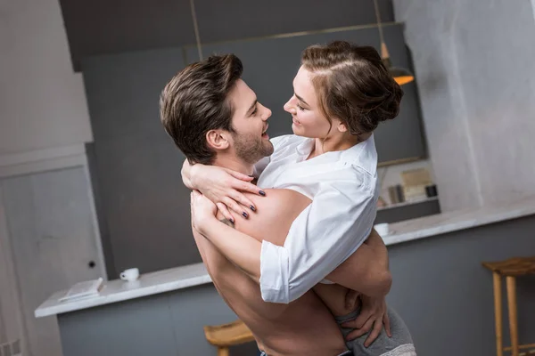 Coppia Felice Abbracciarsi Guardarsi Mentre Piedi Casa — Foto Stock