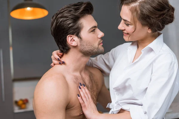 Gelukkige Vrouw Knuffelen Shirtless Vriendje Kijken — Stockfoto