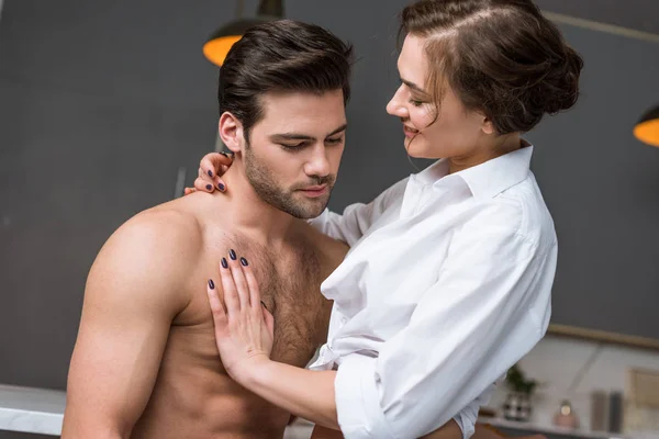 Mooie Vrouw Die Lacht Terwijl Shirtless Vriendje Thuis Kijken — Stockfoto