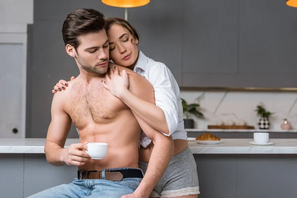 Bela Namorada Abraçando Bonito Namorado Sem Camisa Casa — Fotografia de Stock