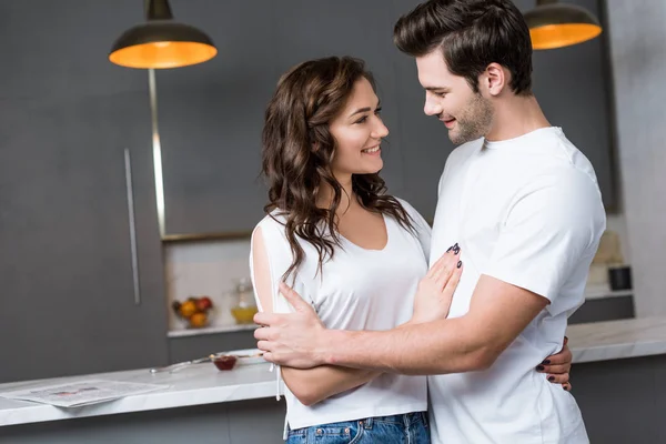 Atractiva Mujer Abrazando Mirando Guapo Novio Cocina — Foto de Stock