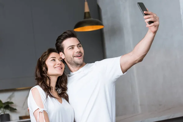 Vrolijke Paar Glimlachen Terwijl Het Nemen Van Selfie Keuken — Stockfoto