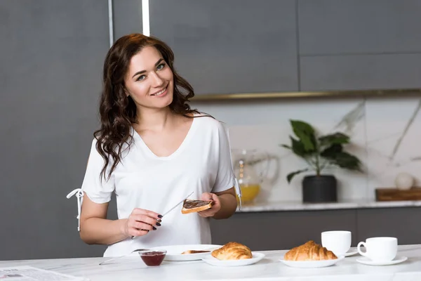 Приваблива Жінка Посміхається Тримаючи Ніж Тост Хліб Кухні — стокове фото