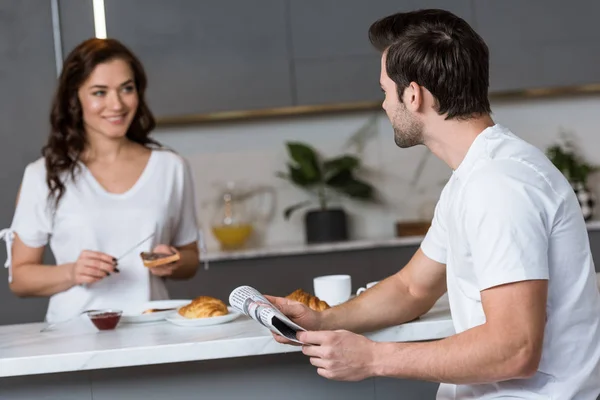 Foco Seletivo Homem Segurando Jornal Olhando Para Mulher Cozinha — Fotografia de Stock