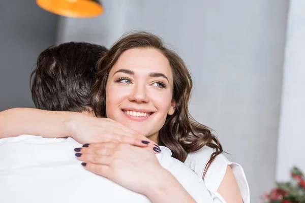 Mulher Feliz Sorrindo Enquanto Abraçando Namorado — Fotografia de Stock