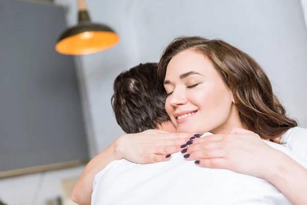 Mulher Atraente Feliz Abraçando Namorado Sorrindo Casa — Fotografia de Stock