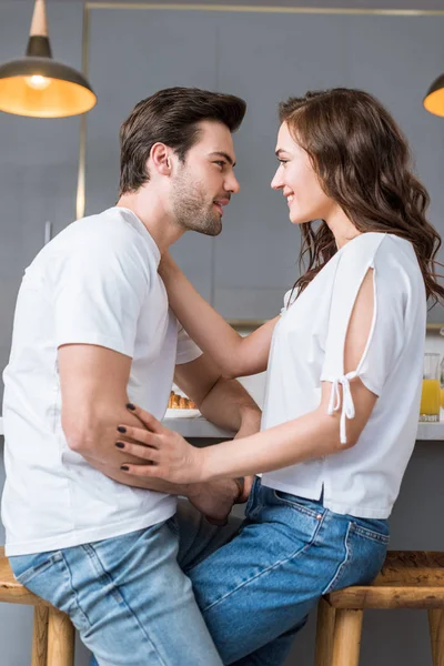 Homem Bonito Olhando Para Mulher Bonita Casa — Fotografia de Stock