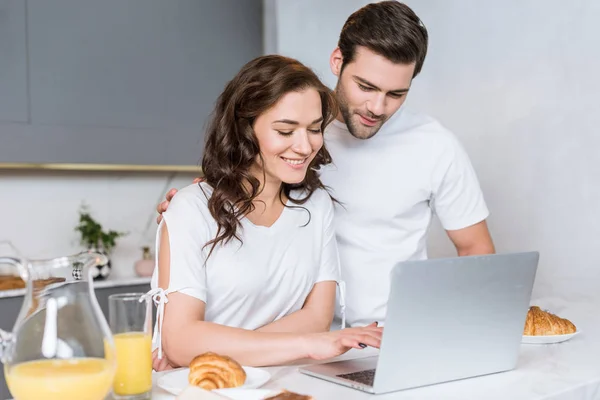 Couple Heureux Utilisant Ordinateur Portable Près Savoureux Petit Déjeuner Dans — Photo