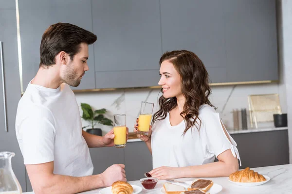 Attractive Girlfriend Looking Boyfriend While Holding Glass Orange Juice Kitchen — Stock Photo, Image