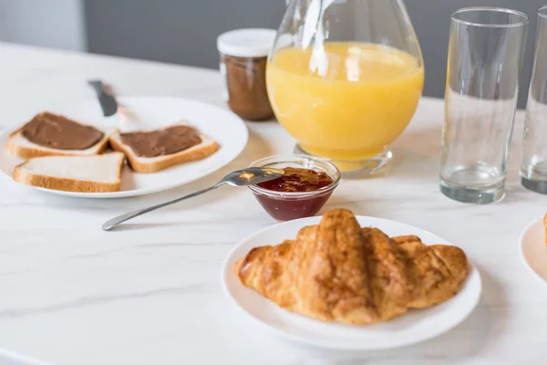 Selektivní Fokus Lahodný Croissant Poblíž Toasty Čokoládou Pozadí — Stock fotografie