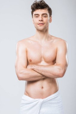 çapraz kolları üzerinde gri izole olan poz havlu yakışıklı gömleksiz adam