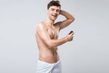 gömleksiz heyecanlı yakışıklı püskürtme deodorant, izole üzerinde gri