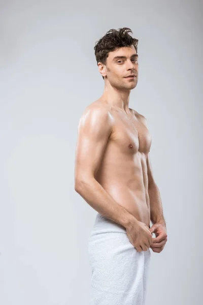Schöner Sexy Mann Posiert Handtuch Isoliert Auf Grau — Stockfoto