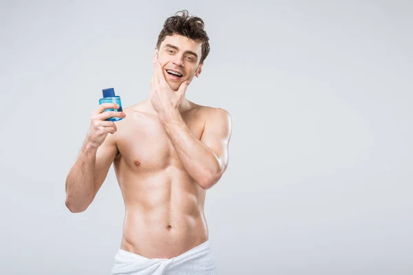 Gelukkig Shirtless Man Met Fles Met Keulen Geïsoleerd Grijs — Stockfoto