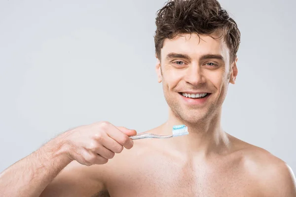 Χαμογελαστός Άνθρωπος Που Κρατά Την Οδοντόβουρτσα Οδοντόπαστα Απομονώνονται Γκρι — Φωτογραφία Αρχείου