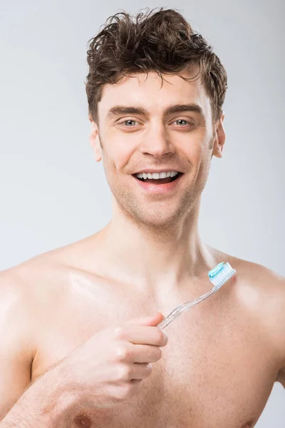 Χαμογελαστός Άνθρωπος Που Κρατά Την Οδοντόβουρτσα Οδοντόπαστα Απομονώνονται Γκρι — Φωτογραφία Αρχείου