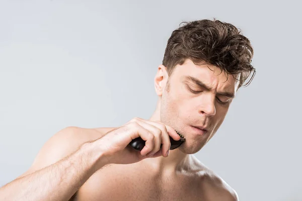 Joven Guapo Afeitándose Con Afeitadora Eléctrica Aislado Gris — Foto de Stock