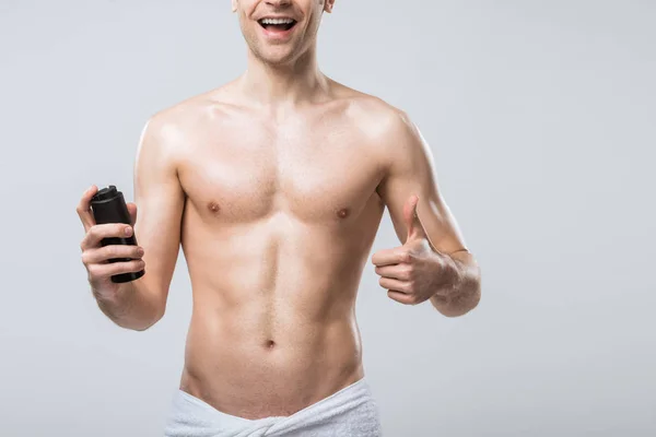 Vista Recortada Del Hombre Sin Camisa Sosteniendo Desodorante Mostrando Pulgar — Foto de Stock
