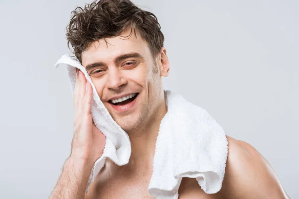 Knappe Lachen Man Afvegen Met Handdoek Geïsoleerd Grijs — Stockfoto