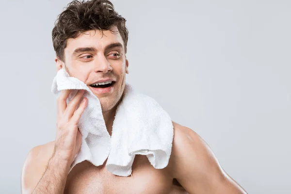 Knappe Gelukkig Man Afvegen Met Handdoek Geïsoleerd Grijs — Stockfoto