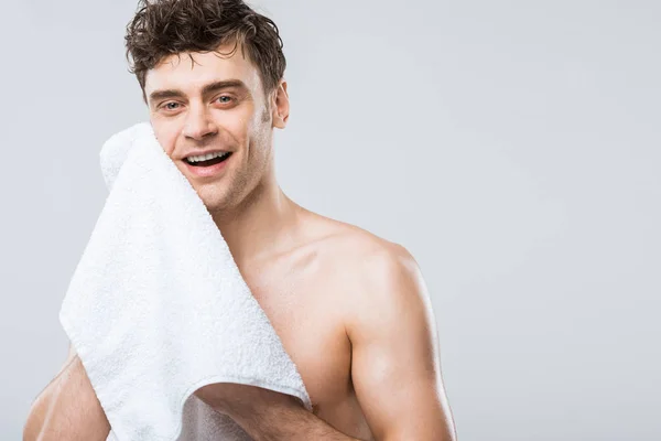Bonito Sorrindo Homem Limpando Com Toalha Isolada Cinza — Fotografia de Stock