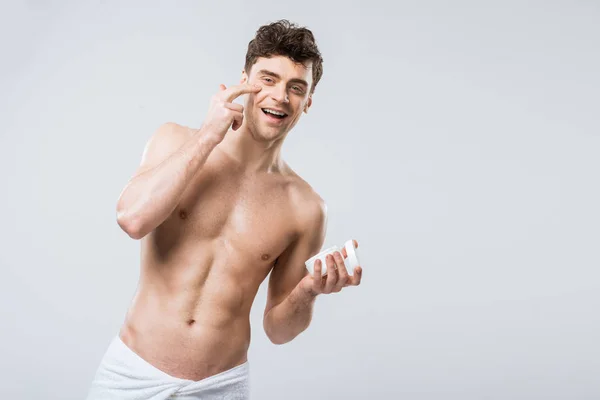 Gelukkig Shirtless Man Hydraterende Crème Aanbrengen Gezicht Geïsoleerd Grijs — Stockfoto