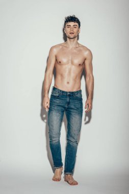 seksi gömleksiz maço gri poz kot pantolon