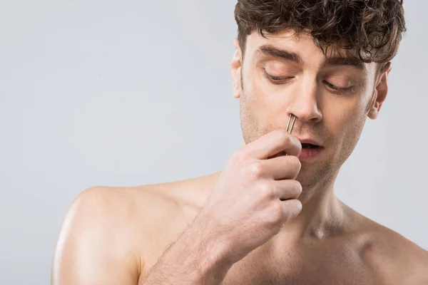 Hombre Guapo Arrancando Pelo Con Pinzas Nariz Aislado Gris — Foto de Stock